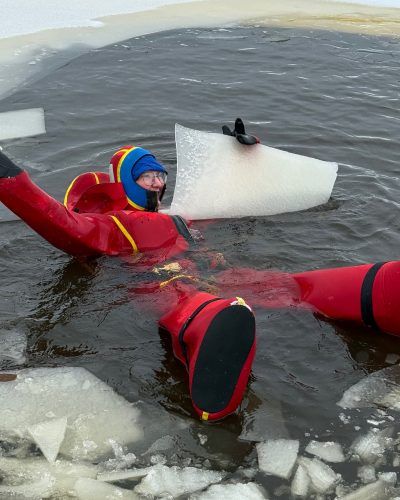 Айс-флоатинг и медитация на воде — плавание в гидрокостюме с инструктором.