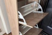 Продам компактную обувницу с двумя откидными секциями в отличном состоянии.