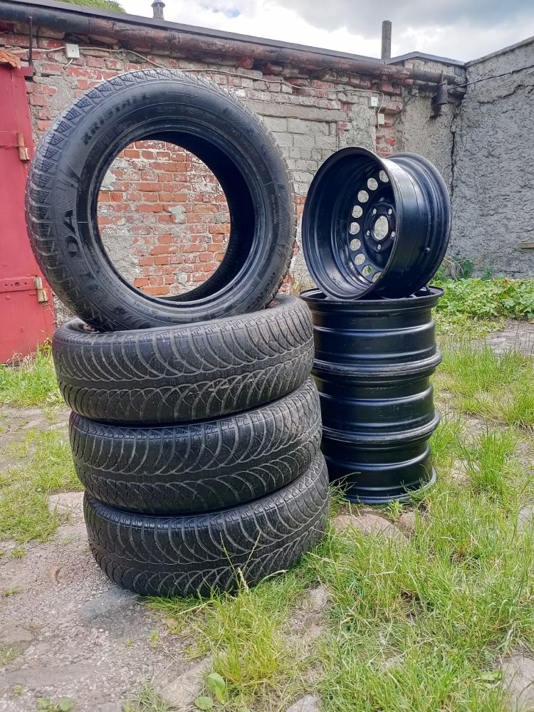 Продам два комплекта зимней резины на Ауди 45