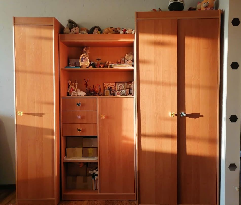 Продаётся стенка состоящая из шкафа, стеллажа и пенала