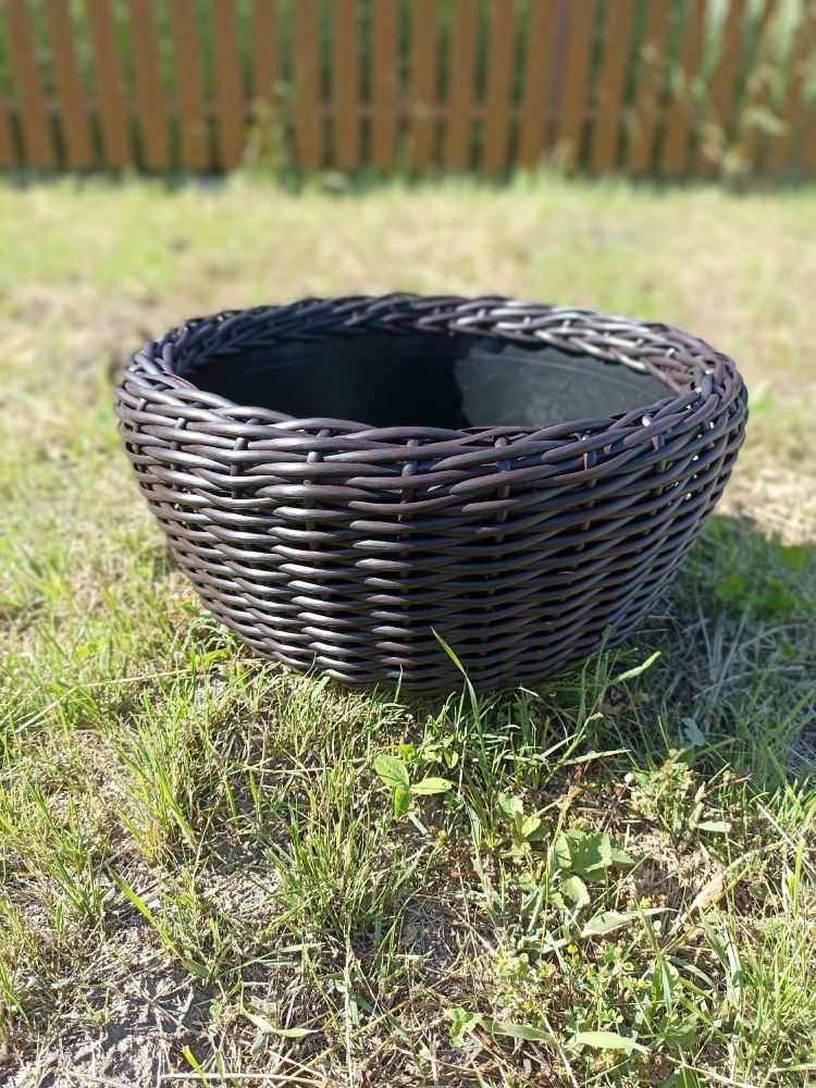Продам кашпо. Объём 15 л, высота 16 см, ширина 38 см.