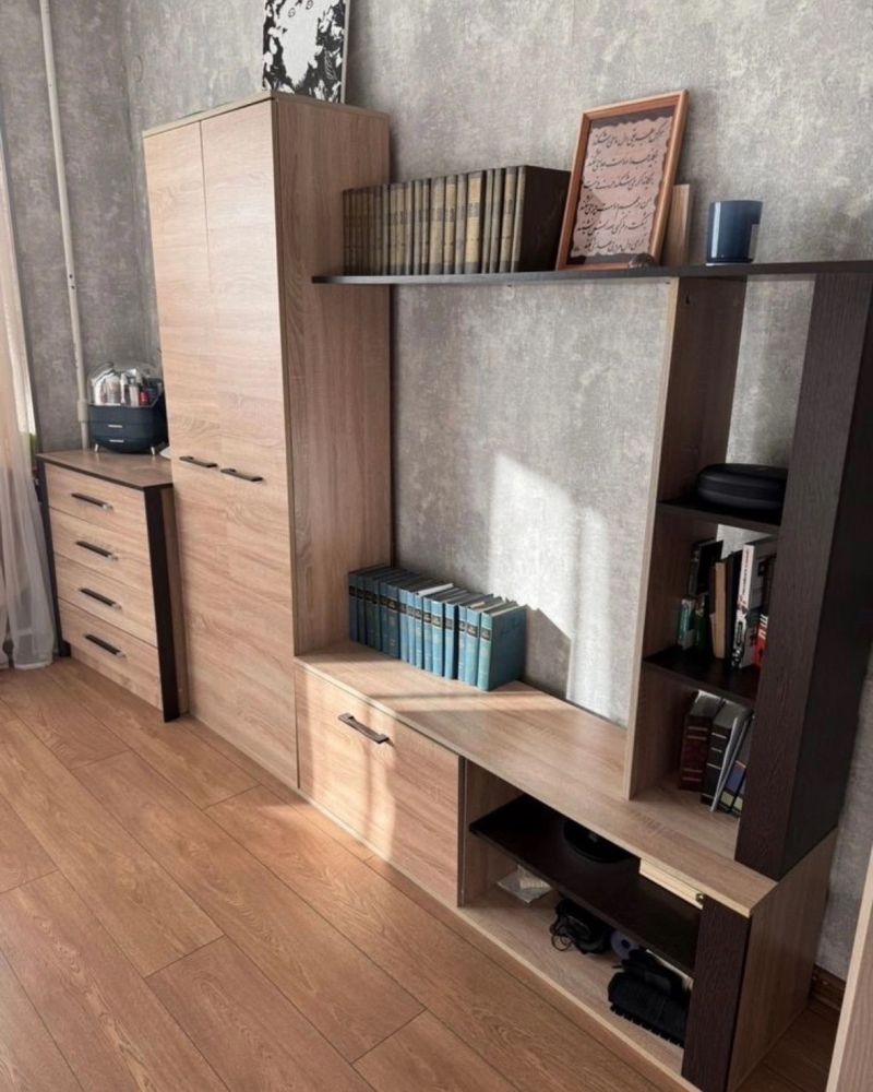 Продам мебельный гарнитур в цвете «дуб сонома» с темной отделкой.
