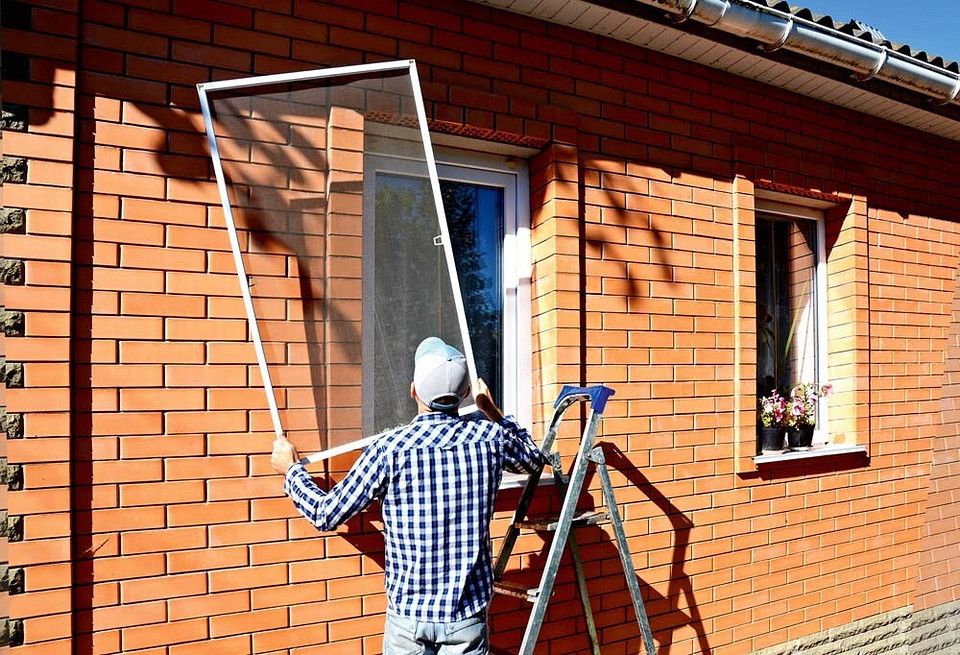 Установка москитных сеток на окна и двери в Калининградской области — рамка, антипыль, антикошка