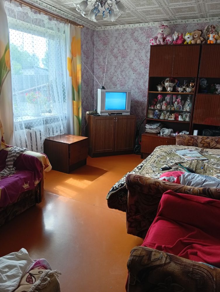 Продаю дом, три комнаты прихожая большая, ванная ,туалет, кухня