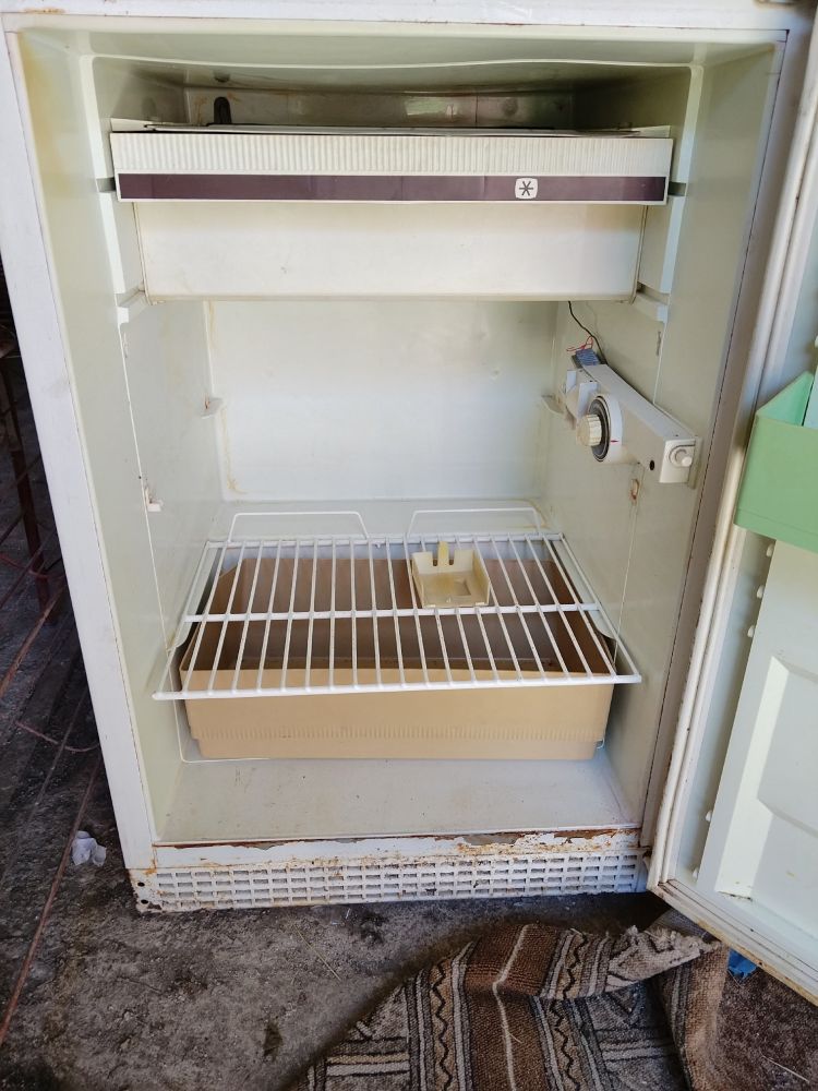 Продаю маленький рабочий холодильник