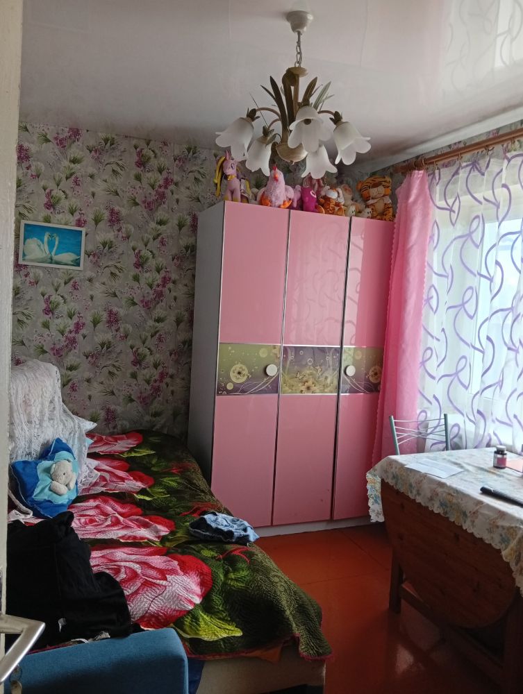 Продаю дом, три комнаты прихожая большая, ванная ,туалет, кухня