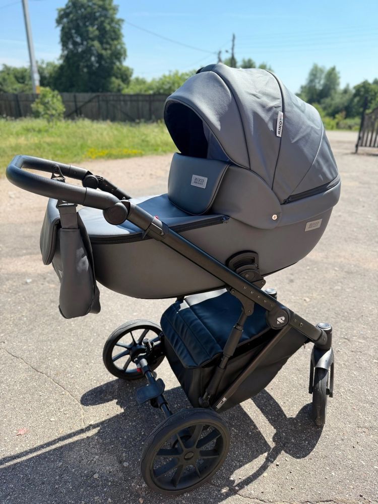 Продам детскую коляску 3 в 1 Riko Basic Montana.