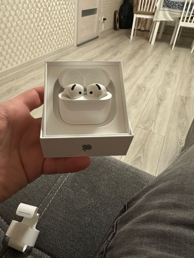 Продам Наушники Apple AirPods 4