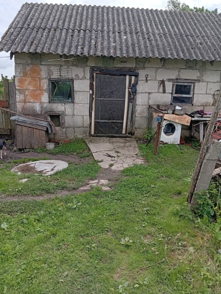 Продаю дом, три комнаты прихожая большая, ванная ,туалет, кухня