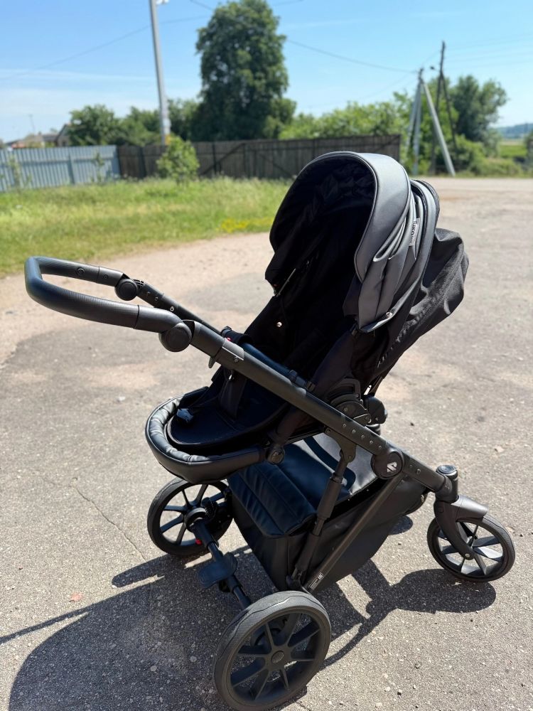 Продам детскую коляску 3 в 1 Riko Basic Montana.
