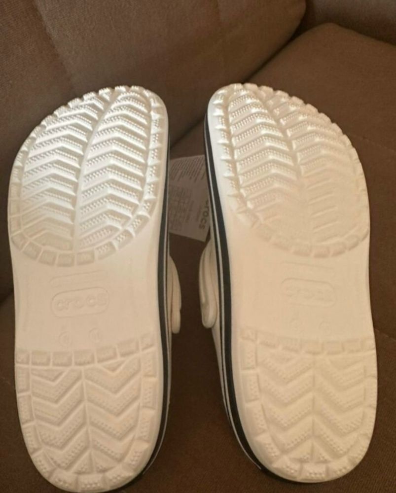 Продаю crocs сланцы, унисекс, оригинал, новые с биркой.