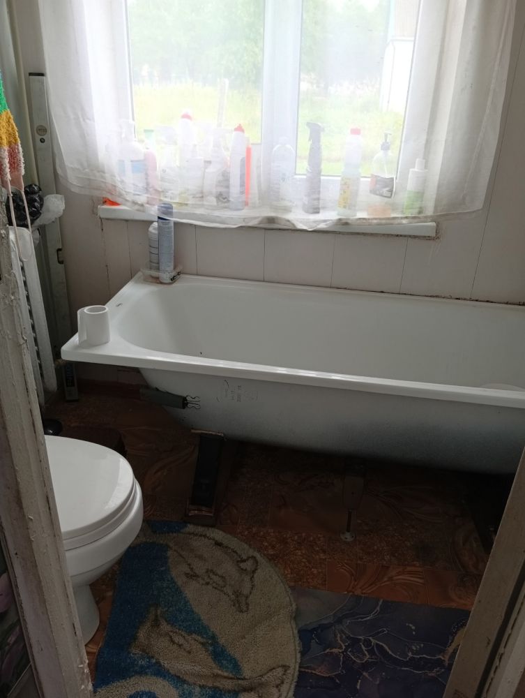 Продаю дом, три комнаты прихожая большая, ванная ,туалет, кухня
