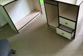 Мебель для офиса два стола, две полки и семь стульев.