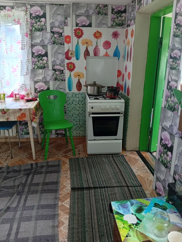 Продаю дом, три комнаты прихожая большая, ванная ,туалет, кухня