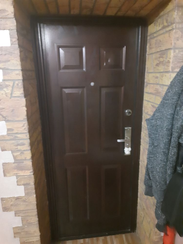 Продам дверь правую железную входную 860×2050