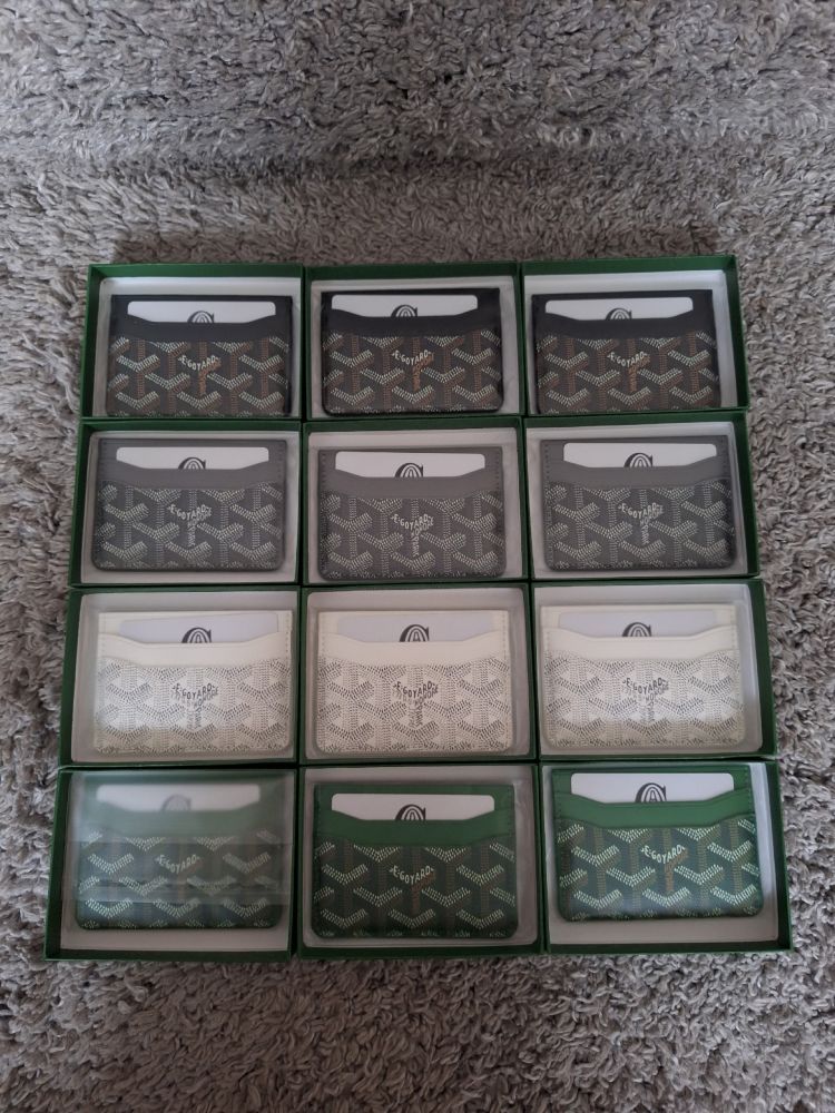 В наличии доступны картхолдеры Goyard