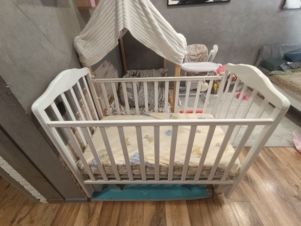 Продам детскую кроватку с матрасом