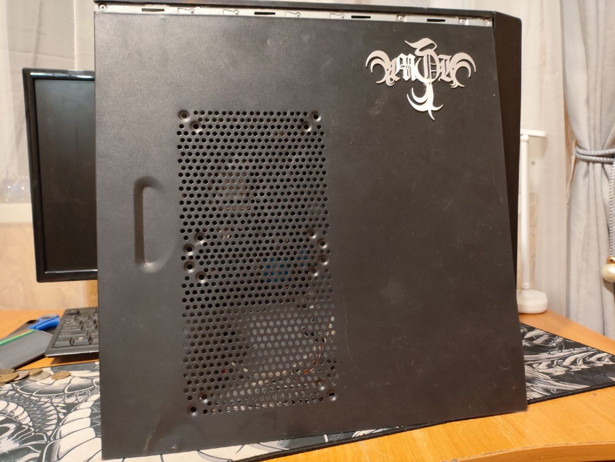 Продам корпус от ПК. Вместе с корпусом идёт материнка ASUS LGA 1155 сокет с процессором i5 2400 и 120 куллер от aerocool