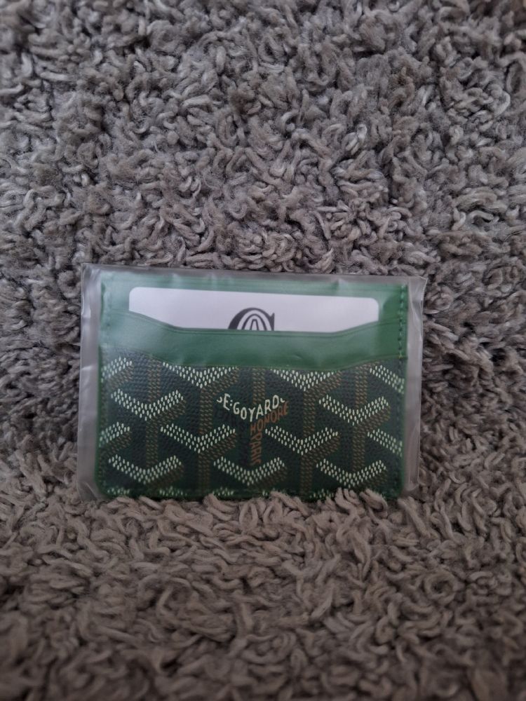 В наличии доступны картхолдеры Goyard