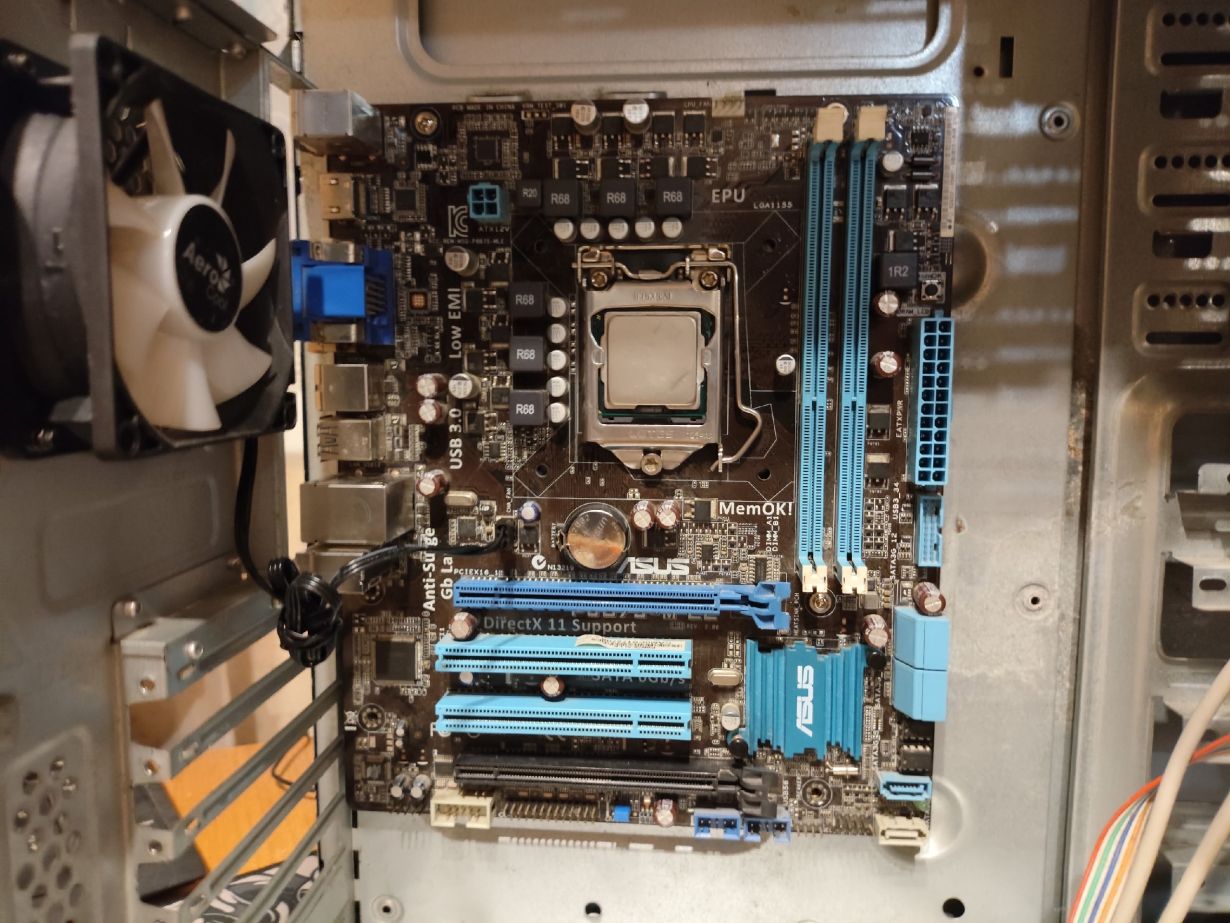 Продам корпус от ПК. Вместе с корпусом идёт материнка ASUS LGA 1155 сокет с процессором i5 2400 и 120 куллер от aerocool