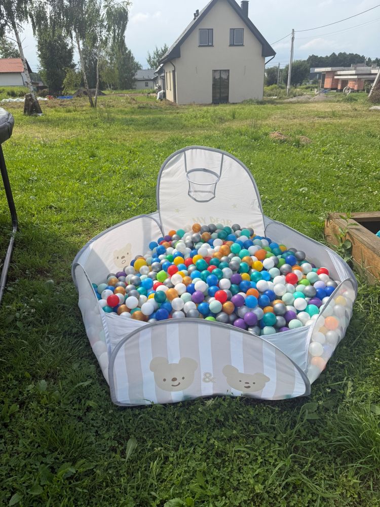Продам сухой детский бассейн с шариками и кольцом.