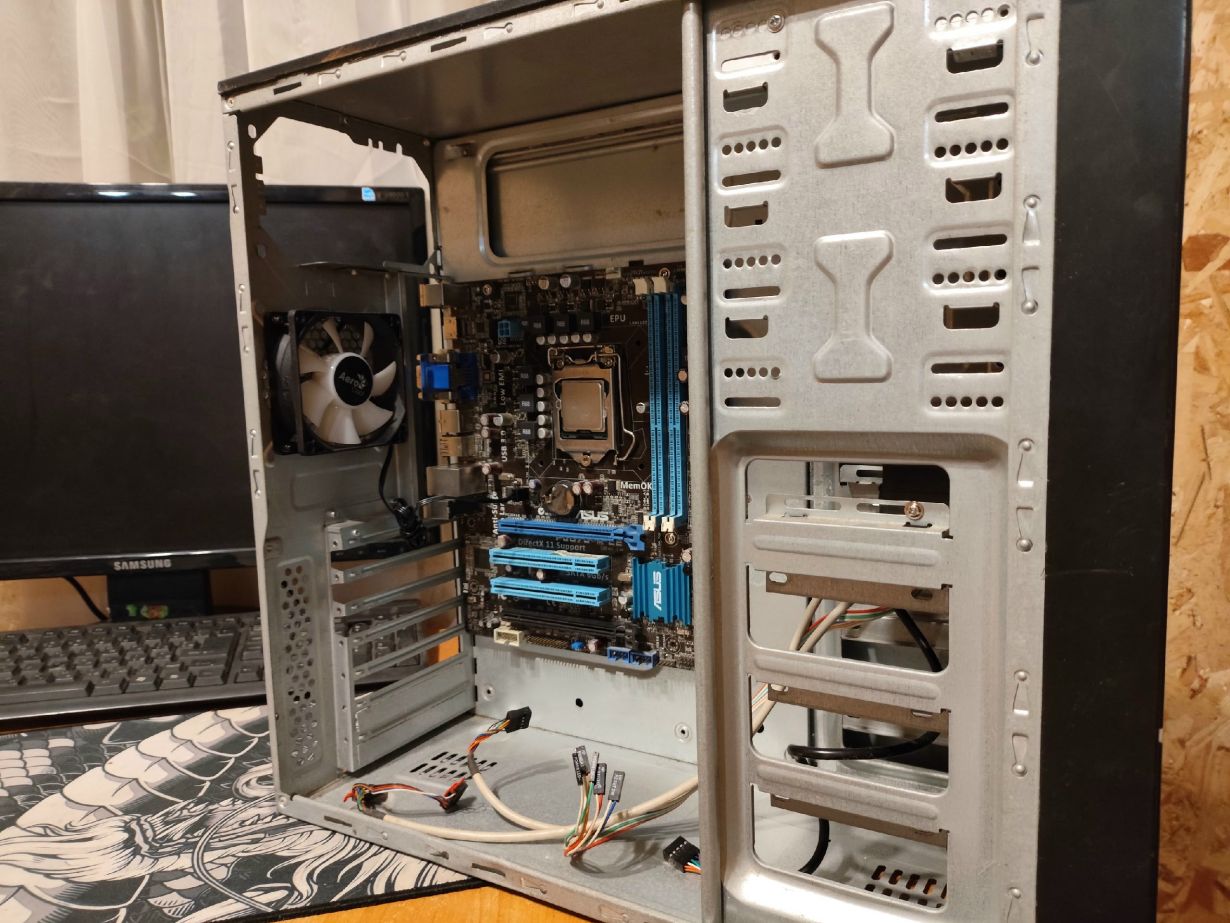Продам корпус от ПК. Вместе с корпусом идёт материнка ASUS LGA 1155 сокет с процессором i5 2400 и 120 куллер от aerocool