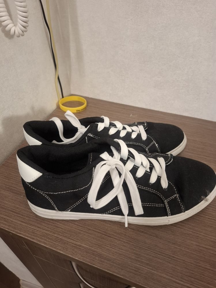 Продам джинсы, джемпер, кофта, кроссовки, кеды. Цена за всё