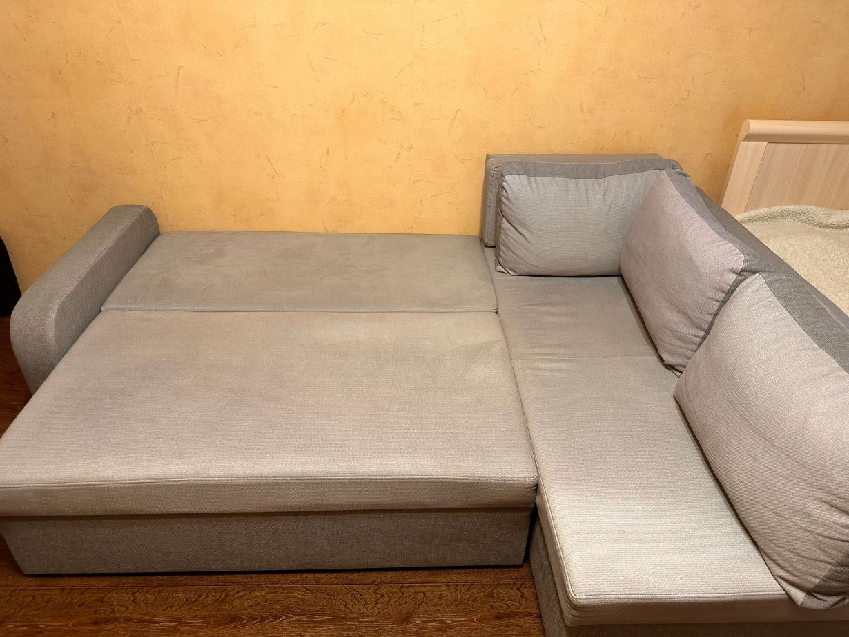 Продаю угловой диван с правым углом, выполненный в сером цвете из рогожки