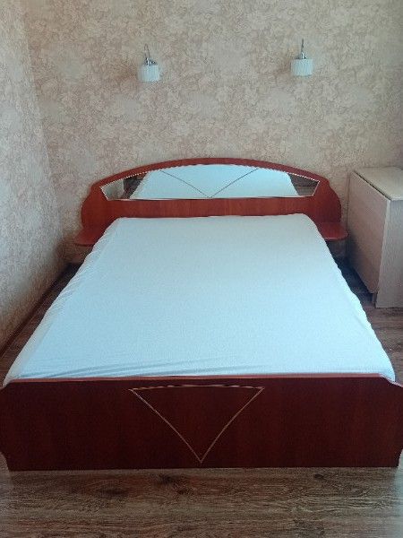 Продаю двуспальную кровать в отличном состоянии без царапин и сколов