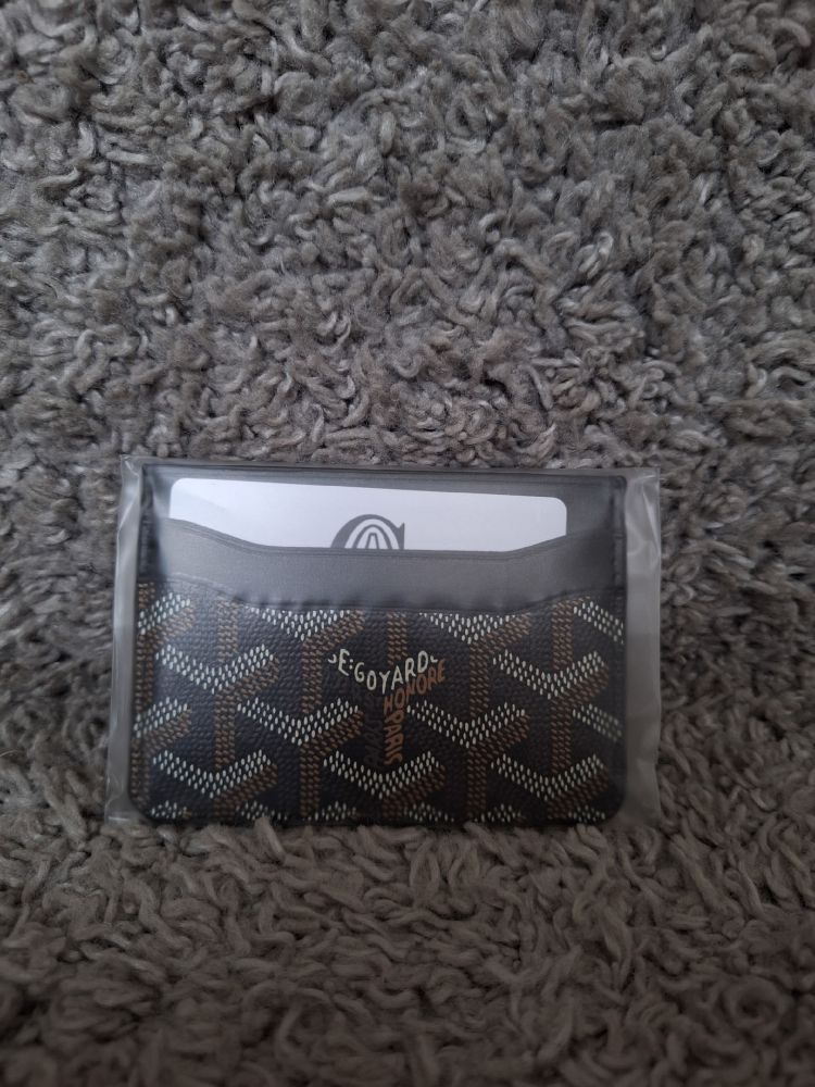 В наличии доступны картхолдеры Goyard