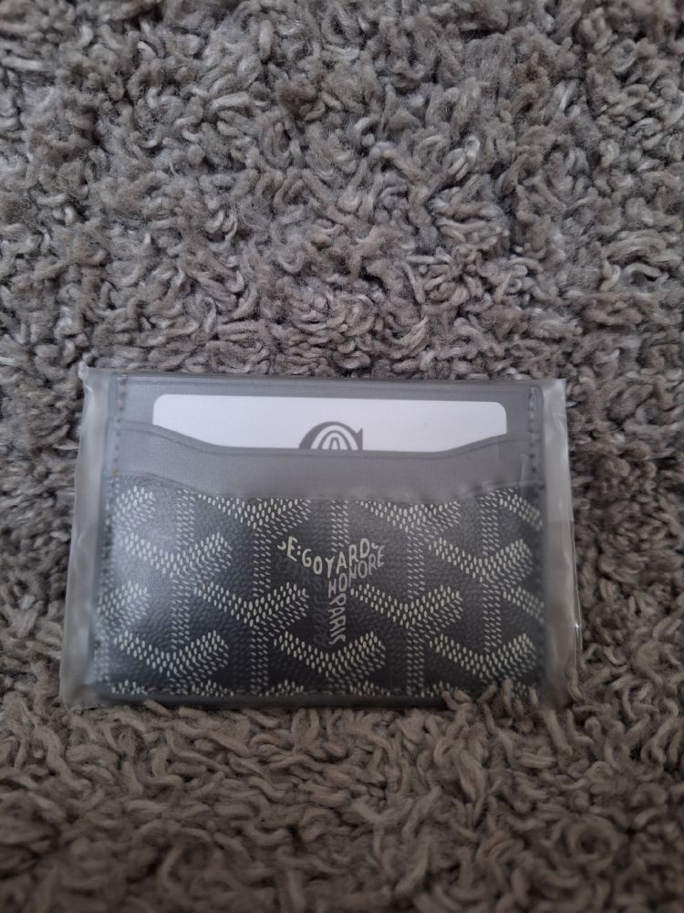 В наличии доступны картхолдеры Goyard