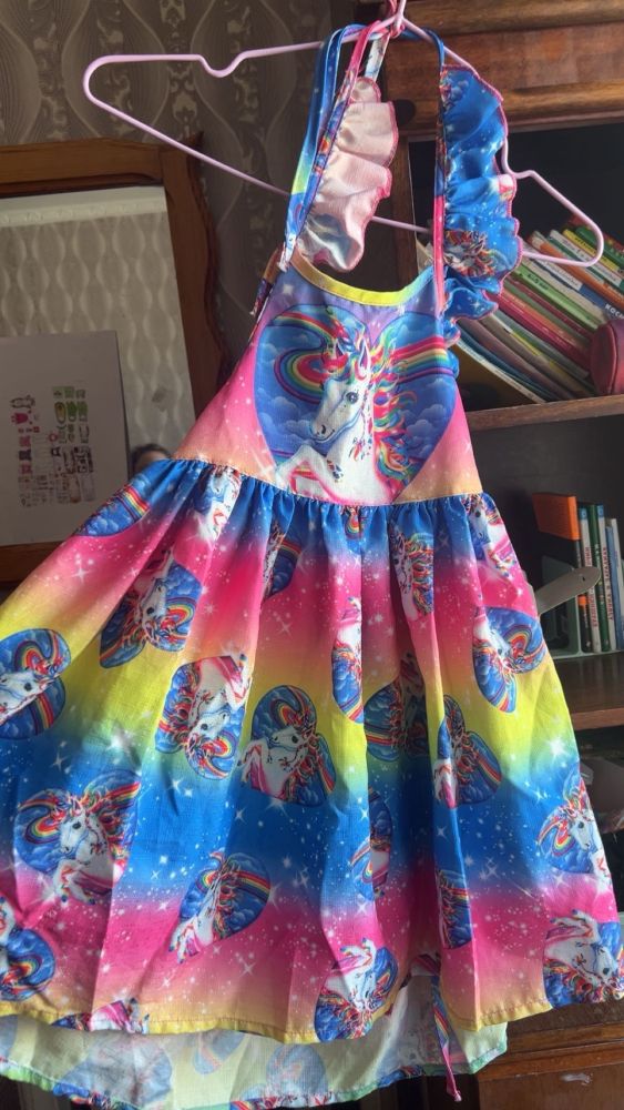 Продам платья для девочки 8-9 лет и пальто
