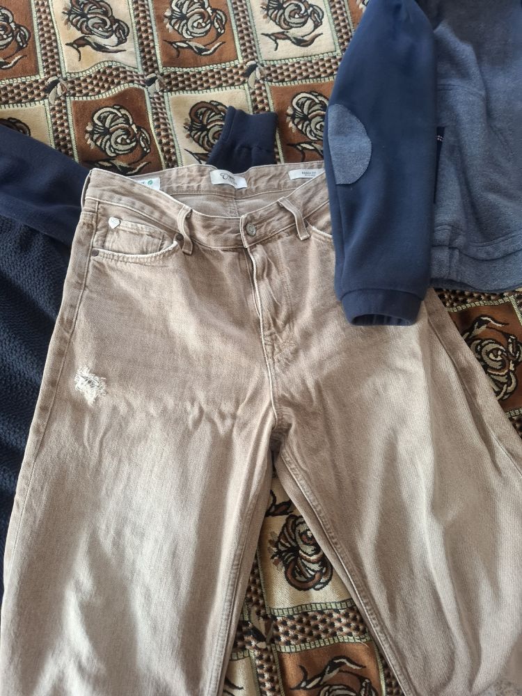 Продам джинсы, джемпер, кофта, кроссовки, кеды. Цена за всё