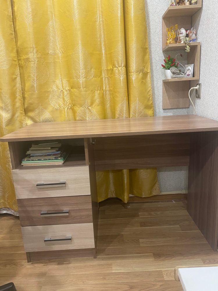 Продается письменный стол вместе с креслом