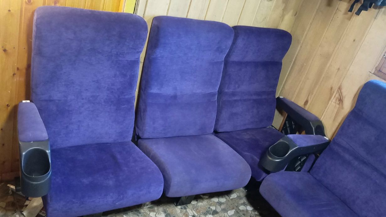 Продам кресла из кинотеатра. Состояние хорошее. Цена за шт.