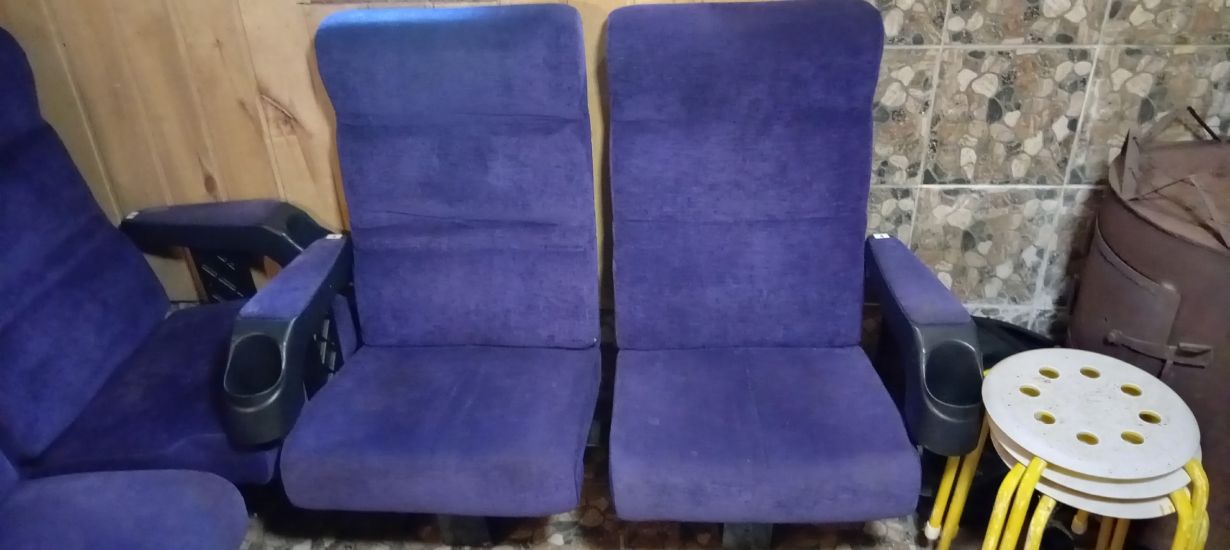 Продам кресла из кинотеатра. Состояние хорошее. Цена за шт.