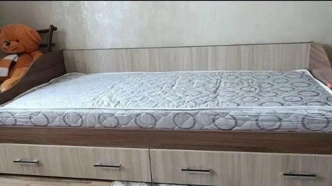 Продам односпальную кровать с ящиками, 90/200