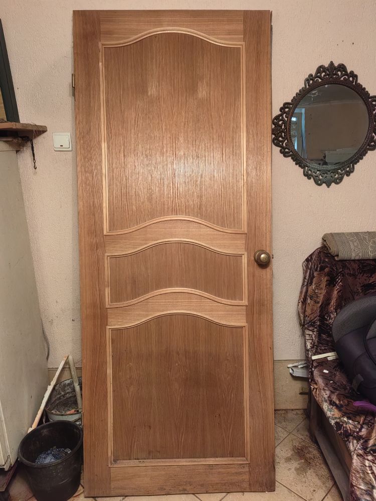 Продам дверь деревянную ширина 80
