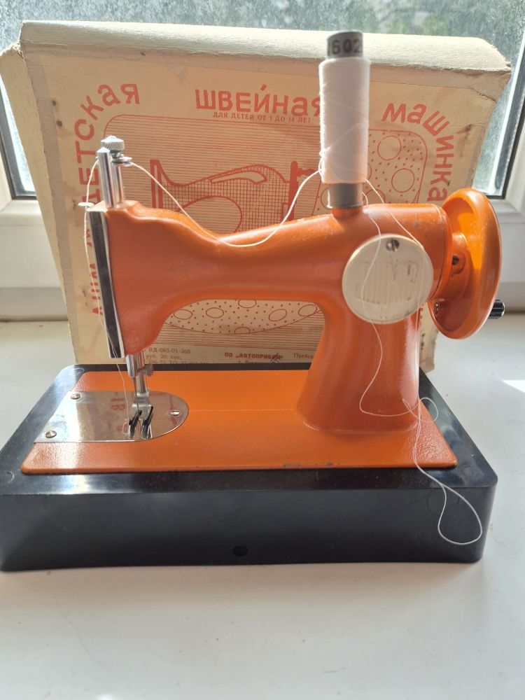 Продам детскую швейную машинку