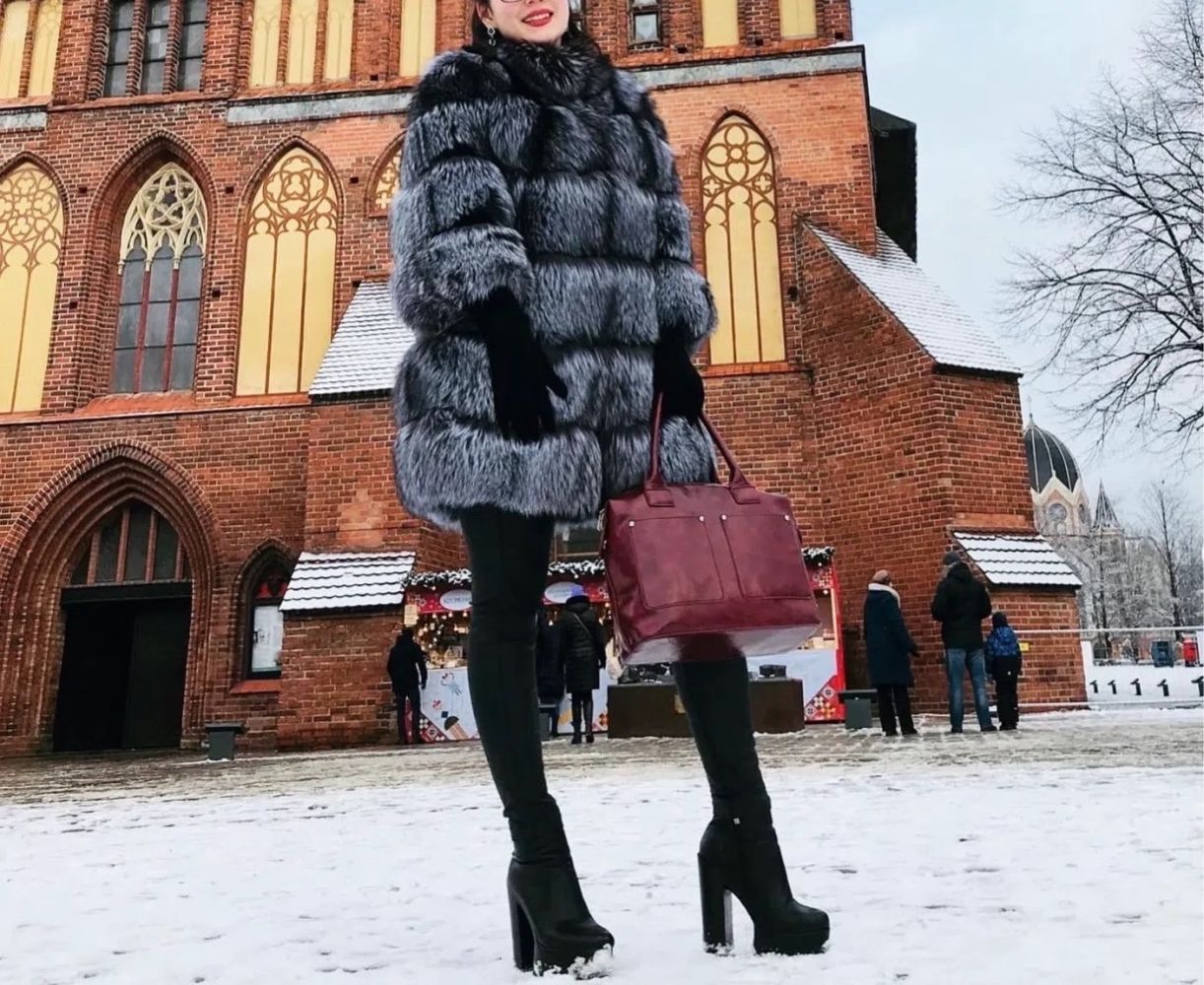Продам шубу натуральную из меха чернобурой лисы. Размер 44-46